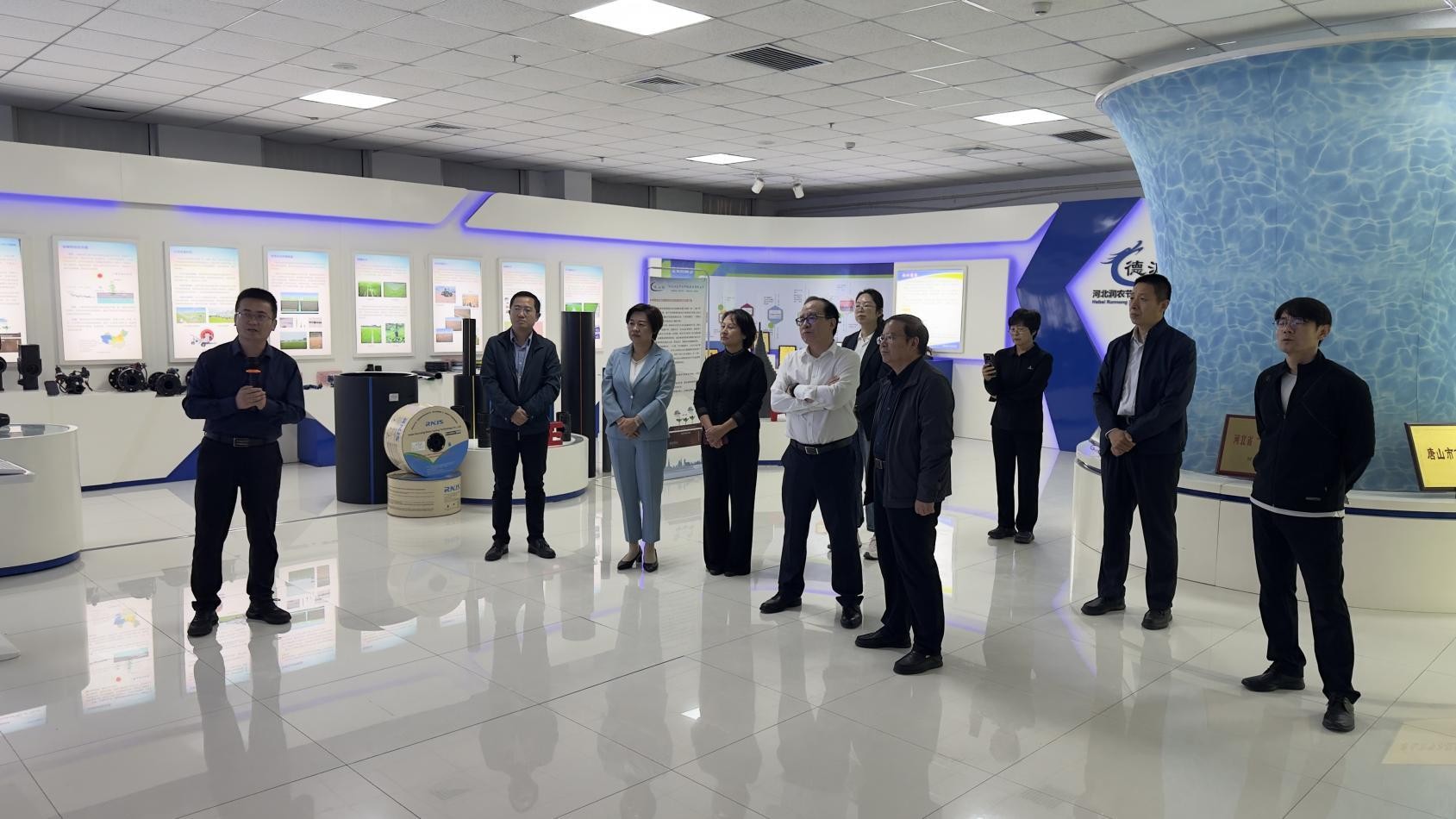 Председатель Сельскохозяйственного и сельского рабочего комитета Постоянного комитета Собрания народных представителей провинции Хэбэй Гао Илэй с делегацией посетил «Руннун Цзешуй» с исследовательским